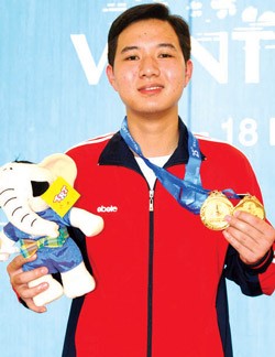 Ngo Huu Vuong shows off his gold December 15 after setting a new record in the men’s 10m air rifle and running target event at the 25th SEA Games in Vientiane, Laos. (Photo: SGGP)